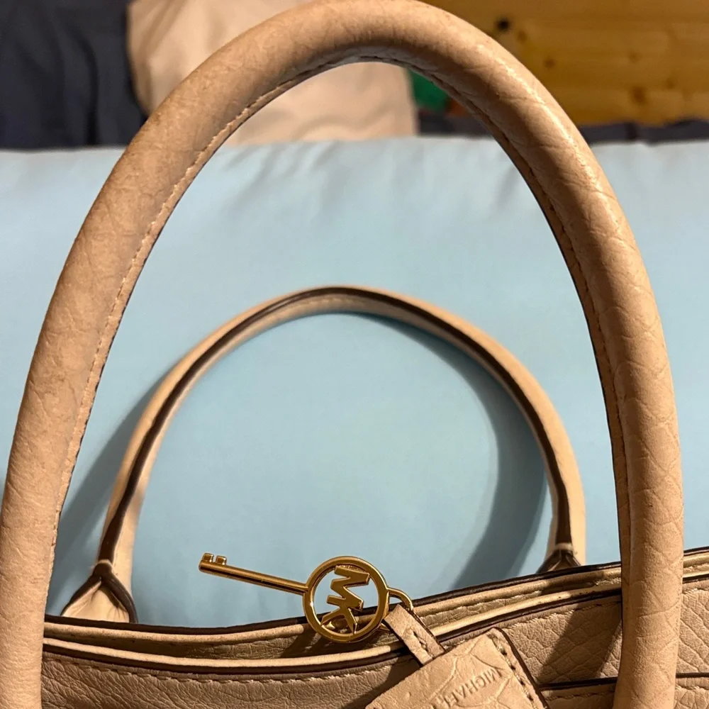 Michael Kors Elegant Tan Saffiano Leather Handbag